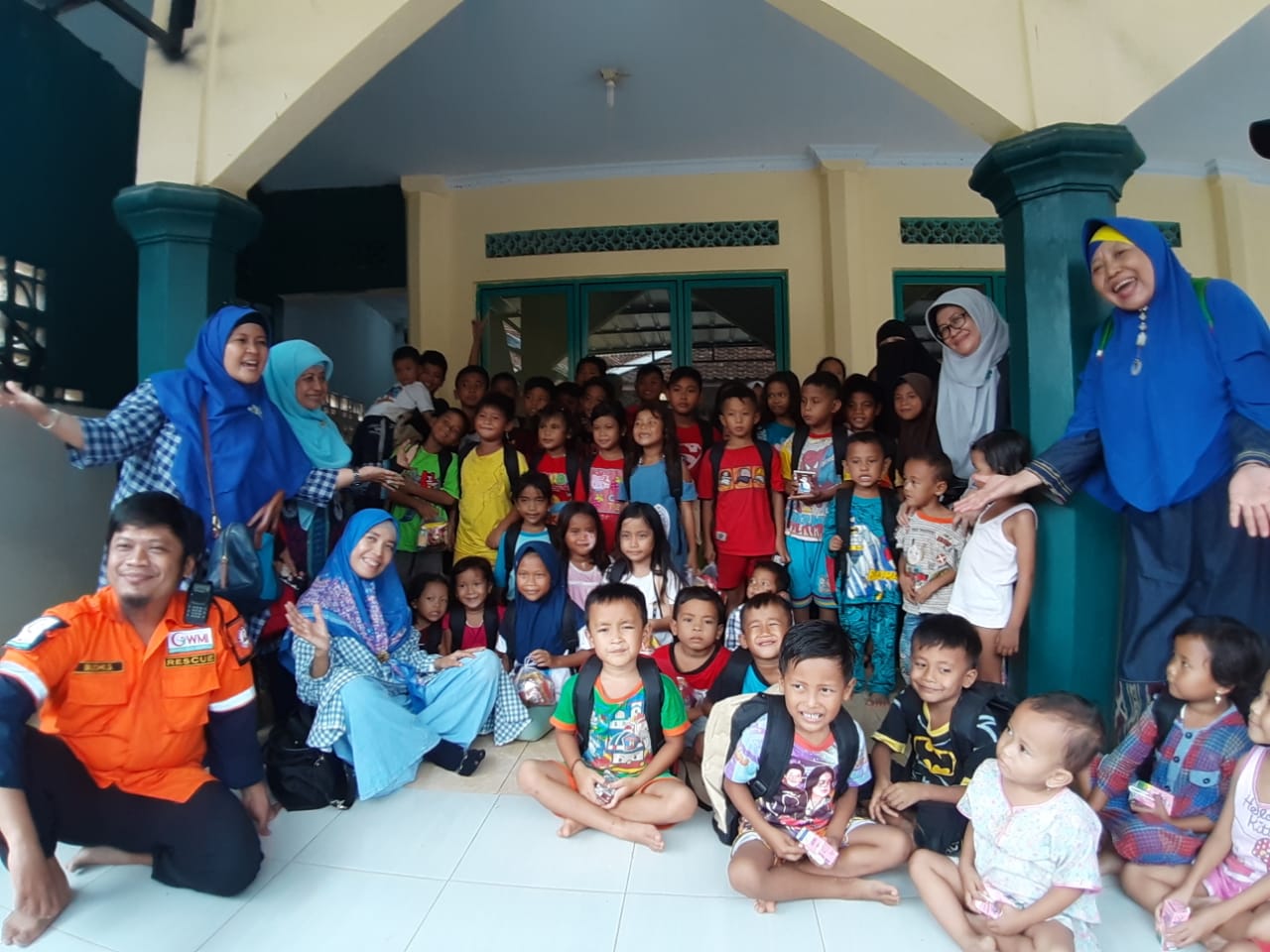 Majelis Taklim Al Islah dan WMI Bagikan Paket Sekolah untuk Korban Bencana Bogor